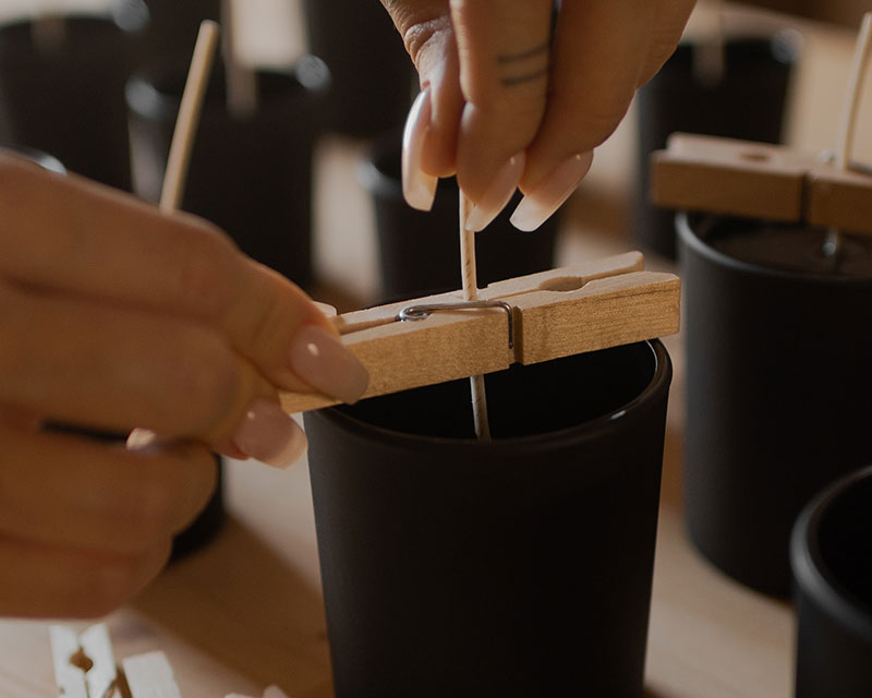 Atelier de création de bougies parfumées artisanales Odòs France - centrage des mèches dans les contenants